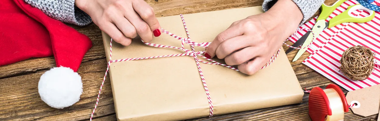 Pakowanie książki w papier kraft i przewiązywanie jej sznurkiem