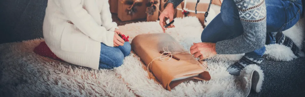 Pakowanie upominku w papier Kraft i ozdabianie sznurkiem oraz laską cynamonu