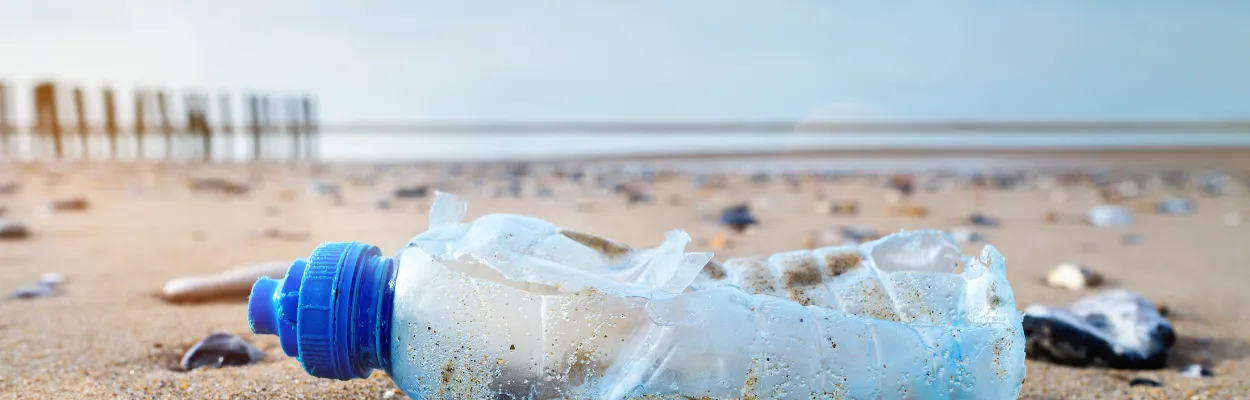 Butelka PET leząca na plaży