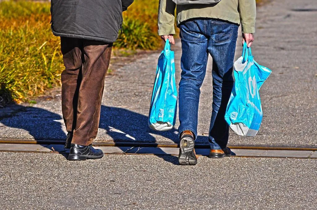 do czego można użyć używane torby papierowe i foliowe, torba, używana, zero waste, foliowa, papierowa, ponowne, użycie, wykorzystanie, odświeżanie chleba w torebce papierowej