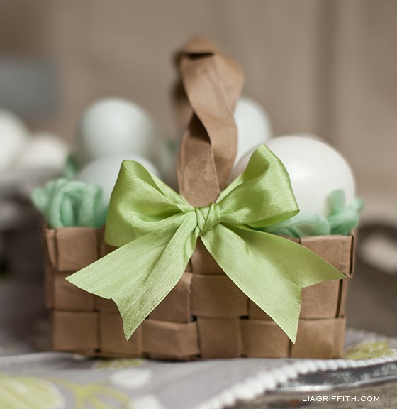 Wielkanocny koszyk z kartonu